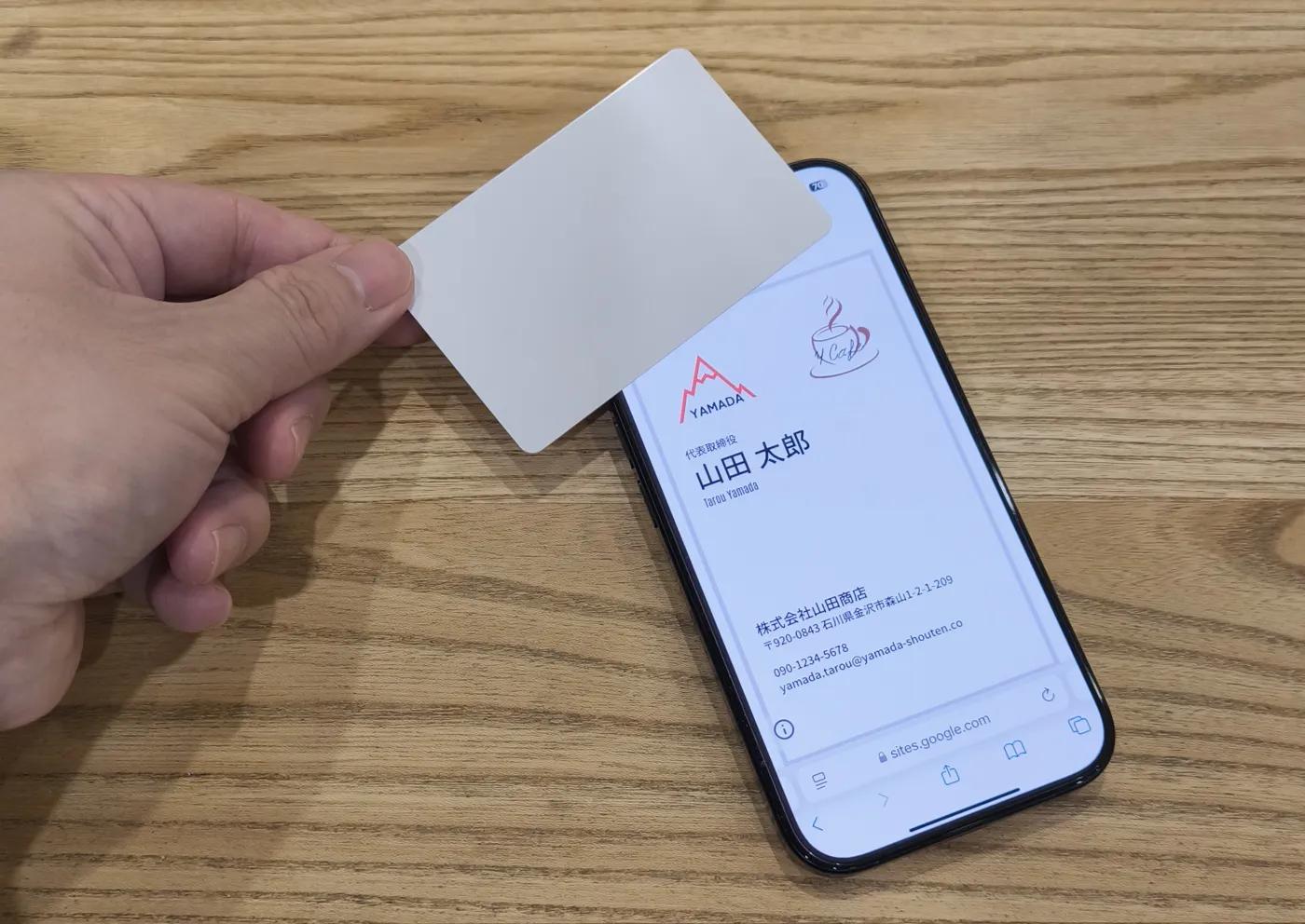 NFCカードをスマホにかざすと、biz-caの名刺が表示される